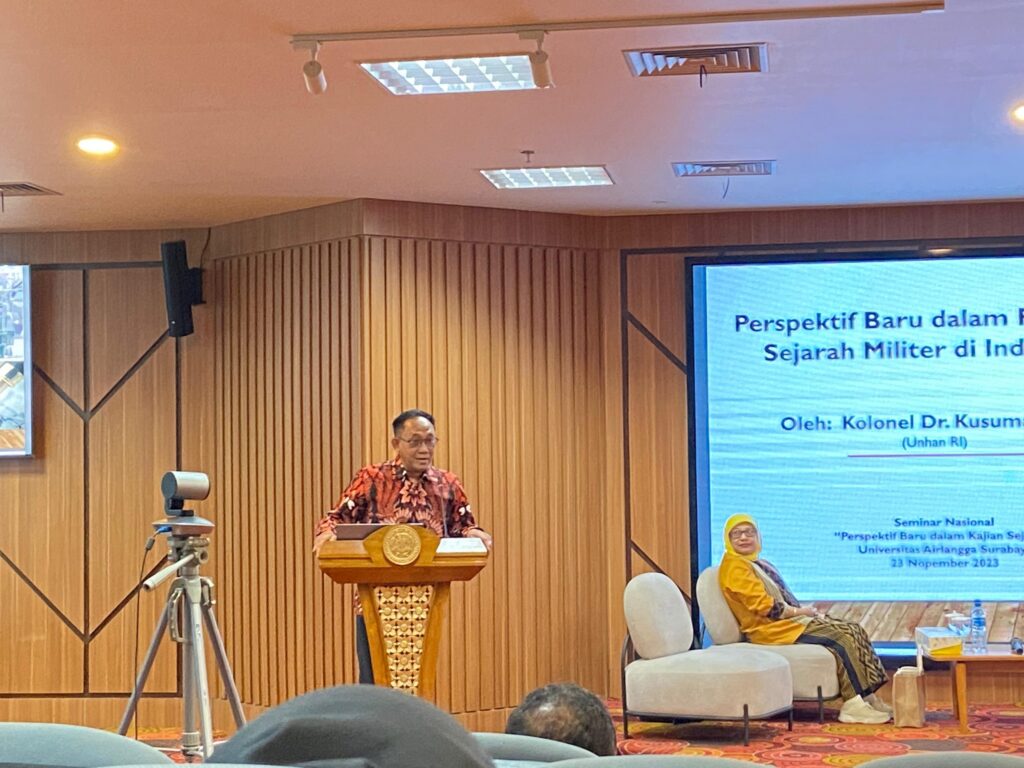 Kol Caj Dr Kusuma M Si memberikan materi Kajian Sejarah Militer Indonesia dalam Perspektif Baru. (Sumber: Nokya S.P)