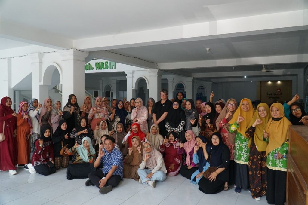 FEB UNAIR Gelar Workshop Pemasaran Online di Probolinggo