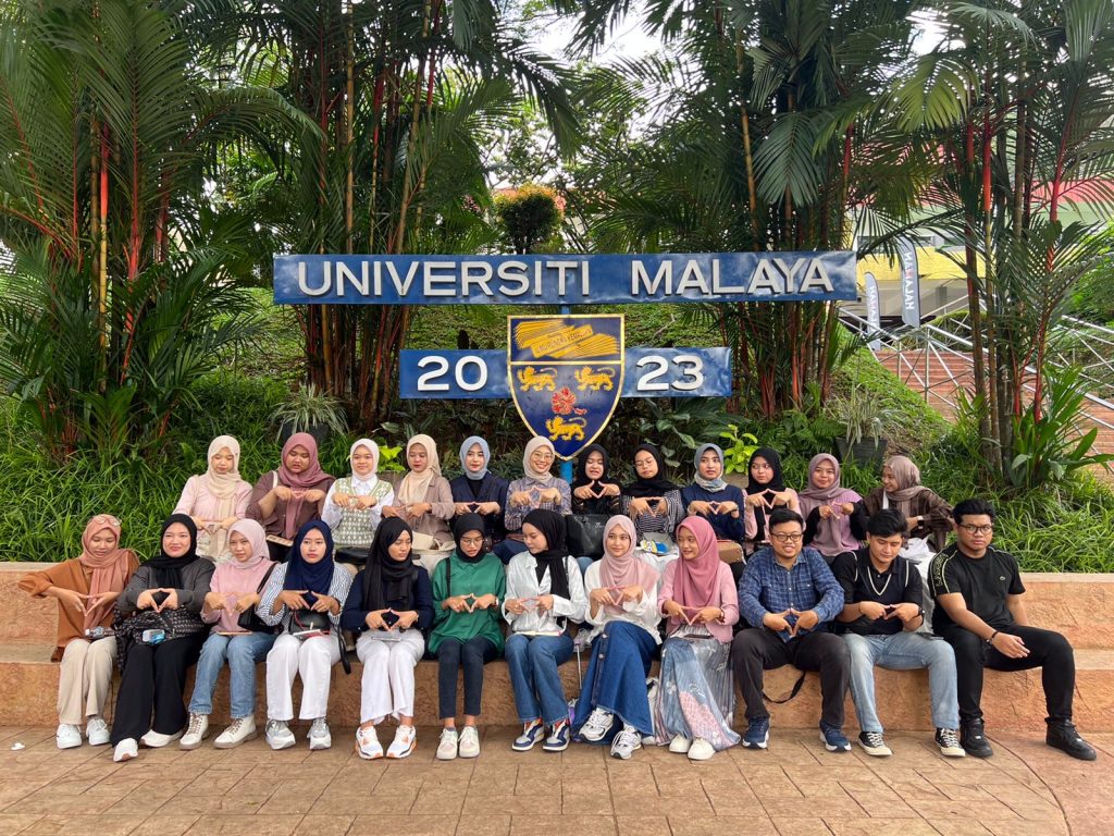 24 Delegasi FEB UNAIR di Universiti Malaya. (Foto: Istimewa)