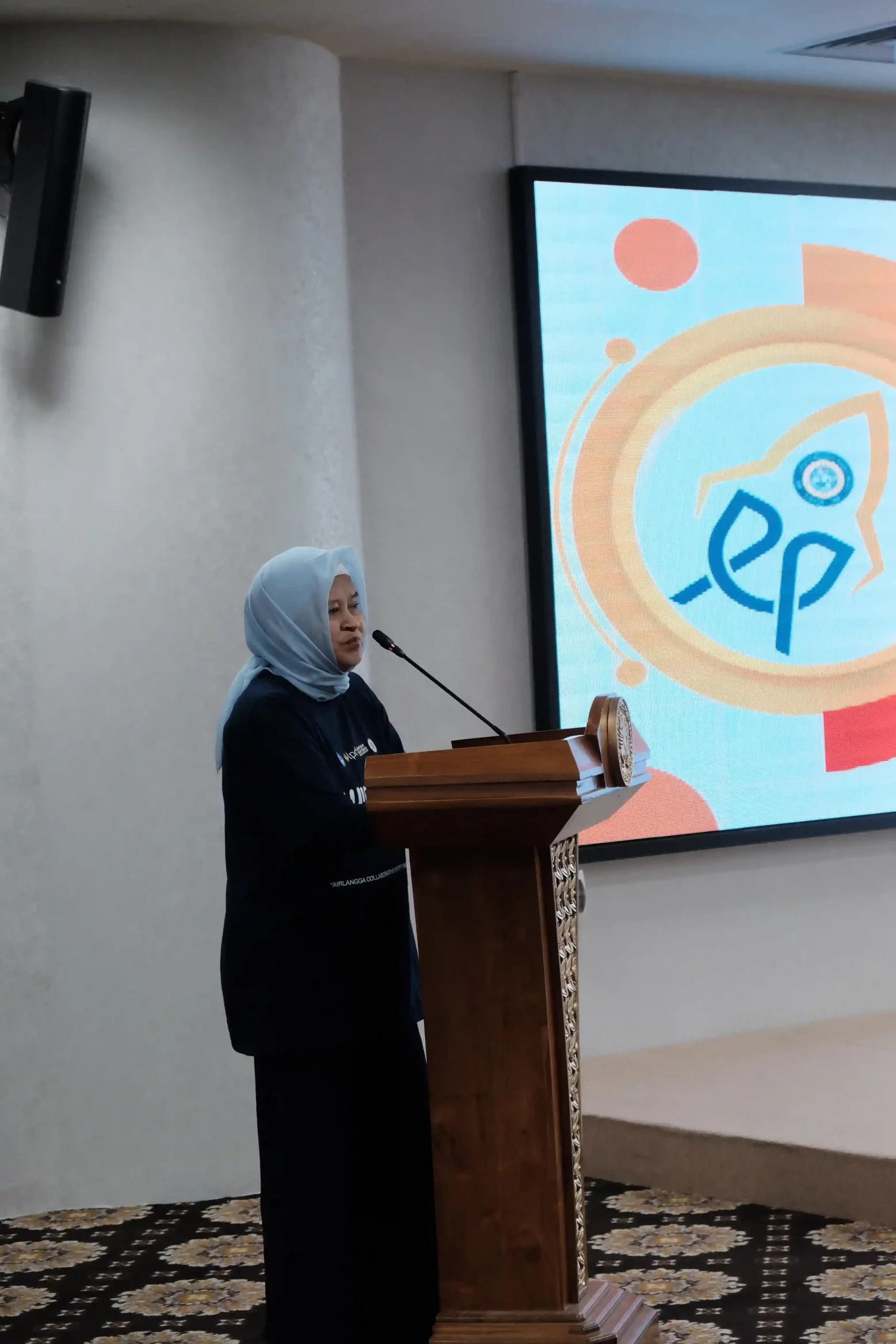 Prof Dr Elly Munadziroh drg MS, Direktur DKKA UNAIR, memberikan sambutan dalam acara. (Foto: Istimewa)
