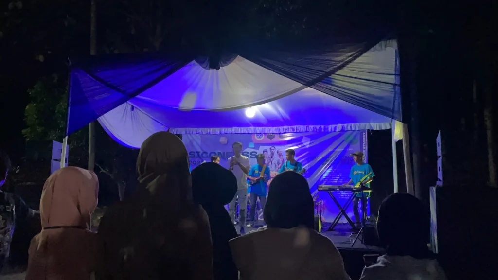 Salah Satu Penampilan Band SICONFES (Sumber: BEM KM FIKKIA)