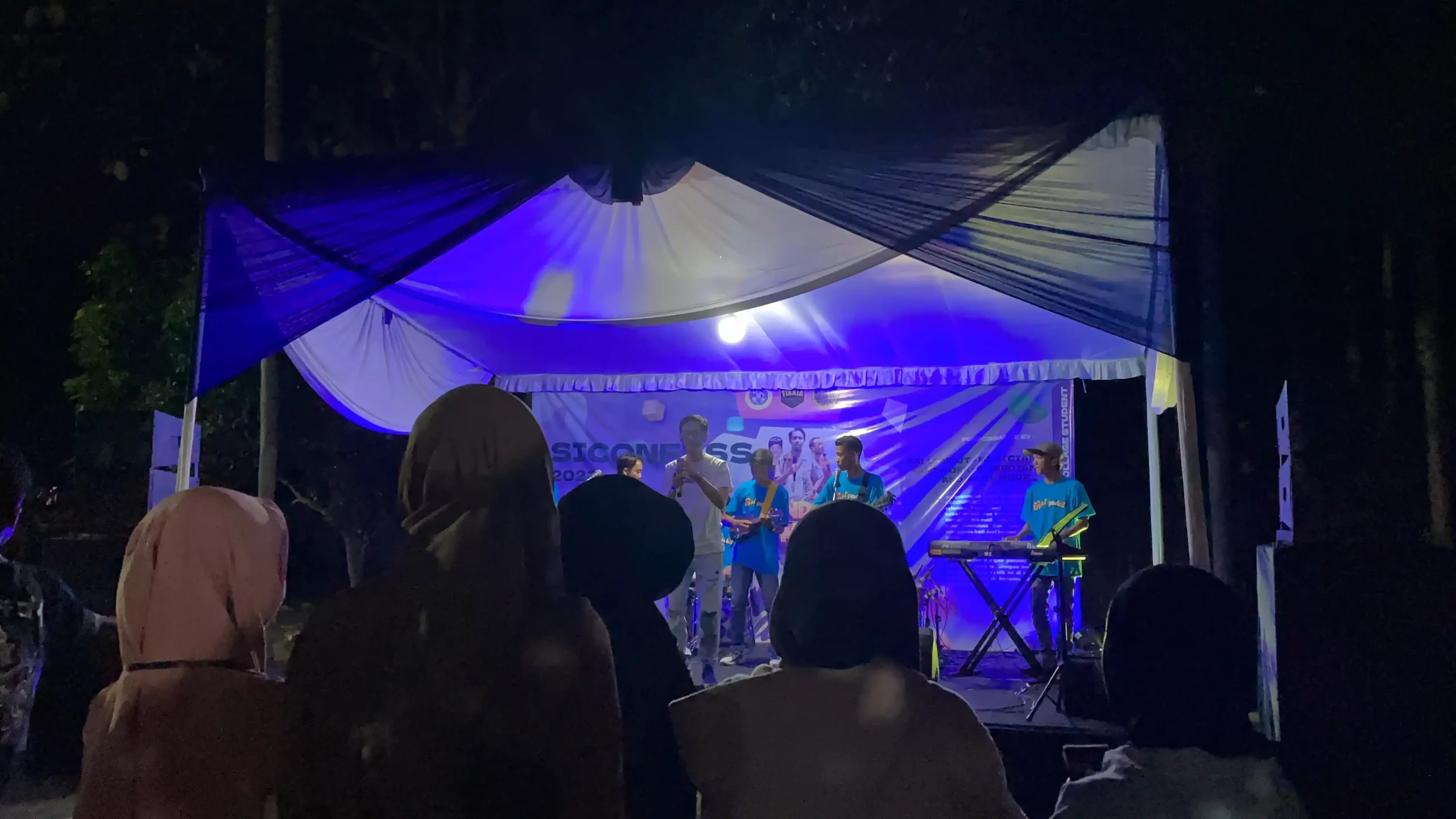 Salah Satu Penampilan Band SICONFES (Sumber: BEM KM FIKKIA)