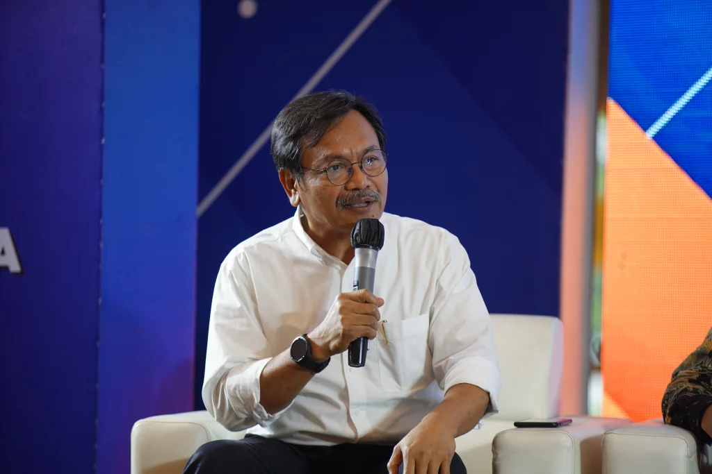 Prof Dr Fedik A Rantam DVM menjadi narasumber pada Airlangga Startup Summit Innovation Expo (ASSIE) 2023 di Main Atrium Grand City Mall Surabaya. (Sumber: PKIP) 
