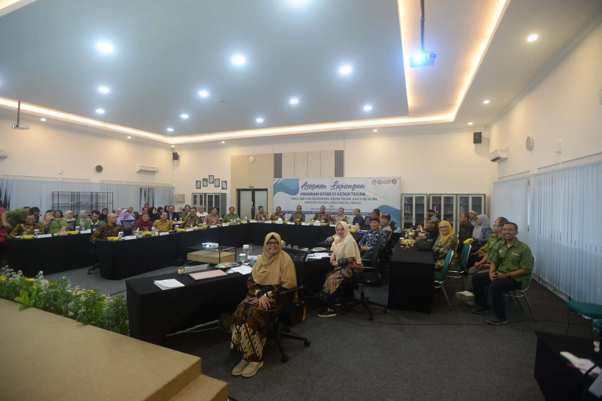 Suasana Pembukaan Asesmen Lapangan Bersama Asesor, Pimpinan UNAIR, dan Stakeholder (Sumber: UKIP FIKKIA)