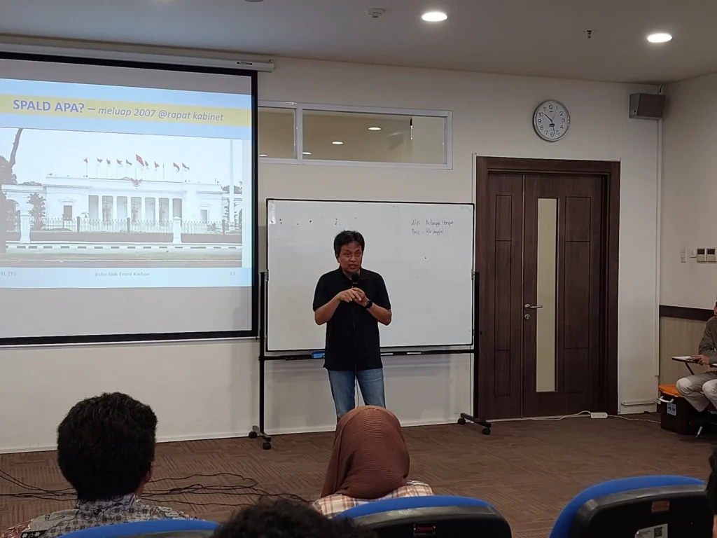 Prof. Ir. Eddy Setiadi Soedjono Dipl. SE.M.SC,PhD as a Lecturer in Environmental Engineering at Sepuluh November Institute of Technology presents his material at the Seminar "Eco-Talk: Building a Sustainable Indonesia, Making Pollution History" on Sunday, Dec 3, 2023. (Photo: Naufal Hilmi F.)