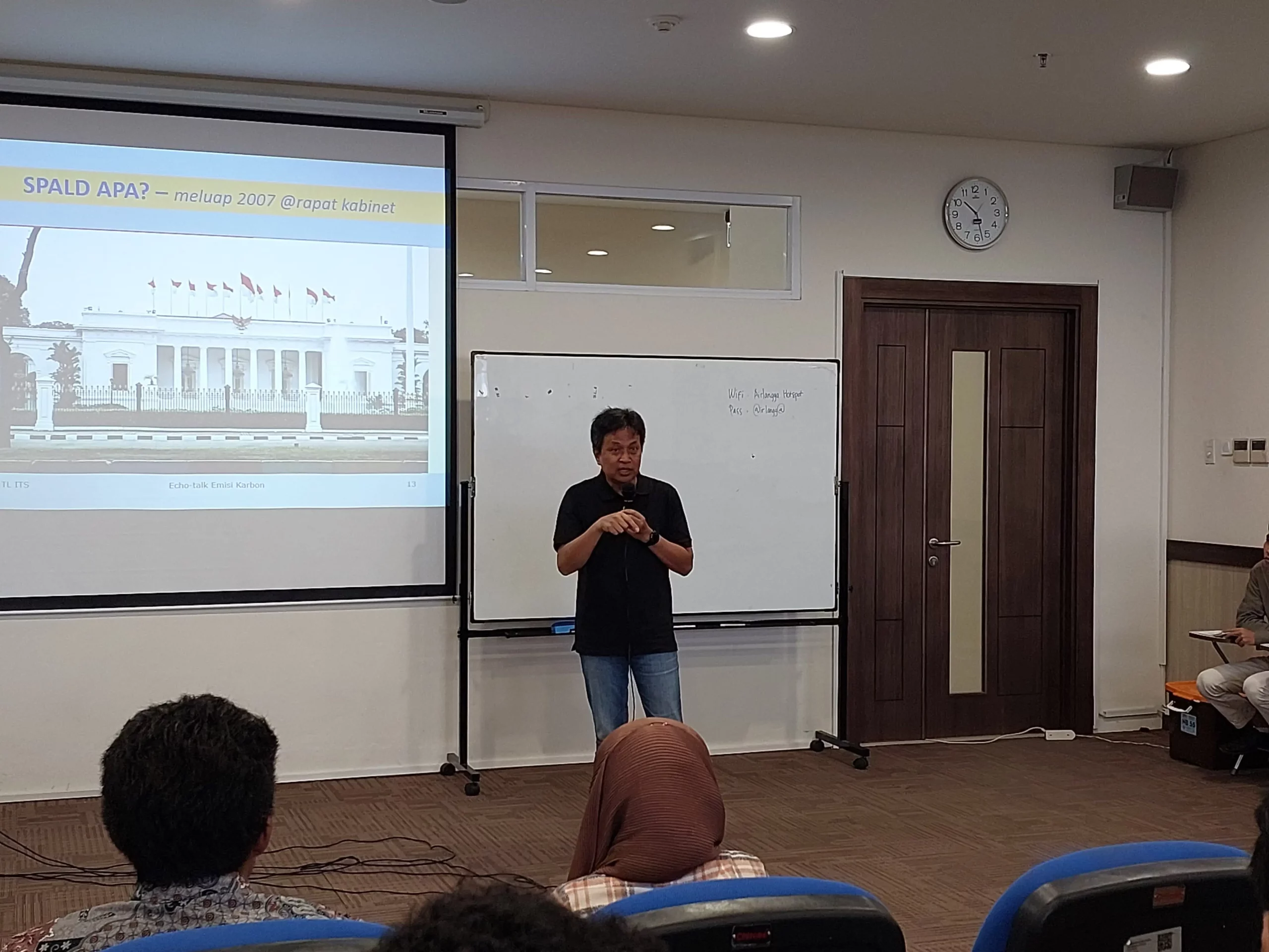 Prof. Ir. Eddy Setiadi Soedjono Dipl. SE.M.SC,PhD as a Lecturer in Environmental Engineering at Sepuluh November Institute of Technology presents his material at the Seminar "Eco-Talk: Building a Sustainable Indonesia, Making Pollution History" on Sunday, Dec 3, 2023. (Photo: Naufal Hilmi F.)