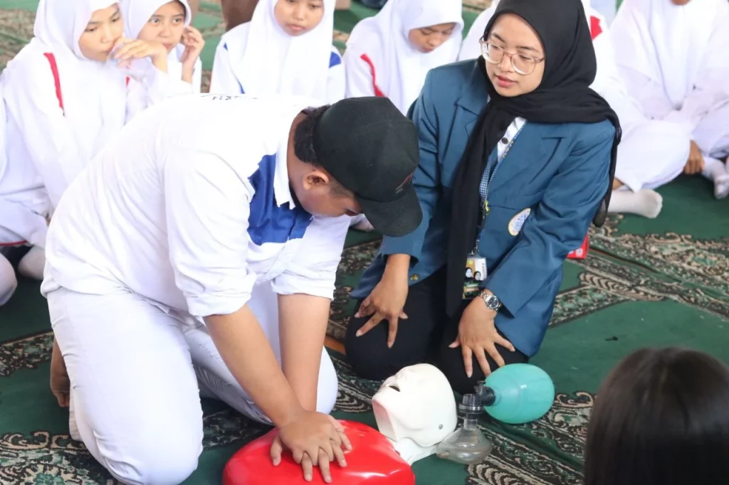 Simulasi Bantuan Hidup Dasar bersama siswa-siswi pada Rabu (06/12/2023) di SMK Gama Cendekia. (Sumber Foto: Dokumentasi Panitia)