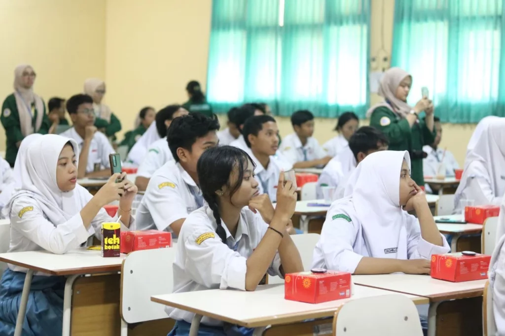 Pengabdian Masyarakat “Remaja Tangguh: Cegah HIV dan Kekerasan Seksual” di SMA Negeri 19 Surabaya pada Senin (27/11/2023) (Sumber Foto: Dokumentasi Panitia).