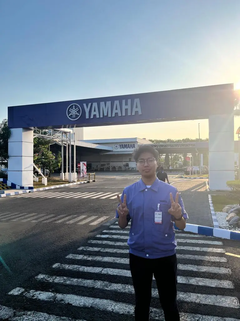 A picture of Naufal as an intern at PT Yamaha Musical Products Indonesia.