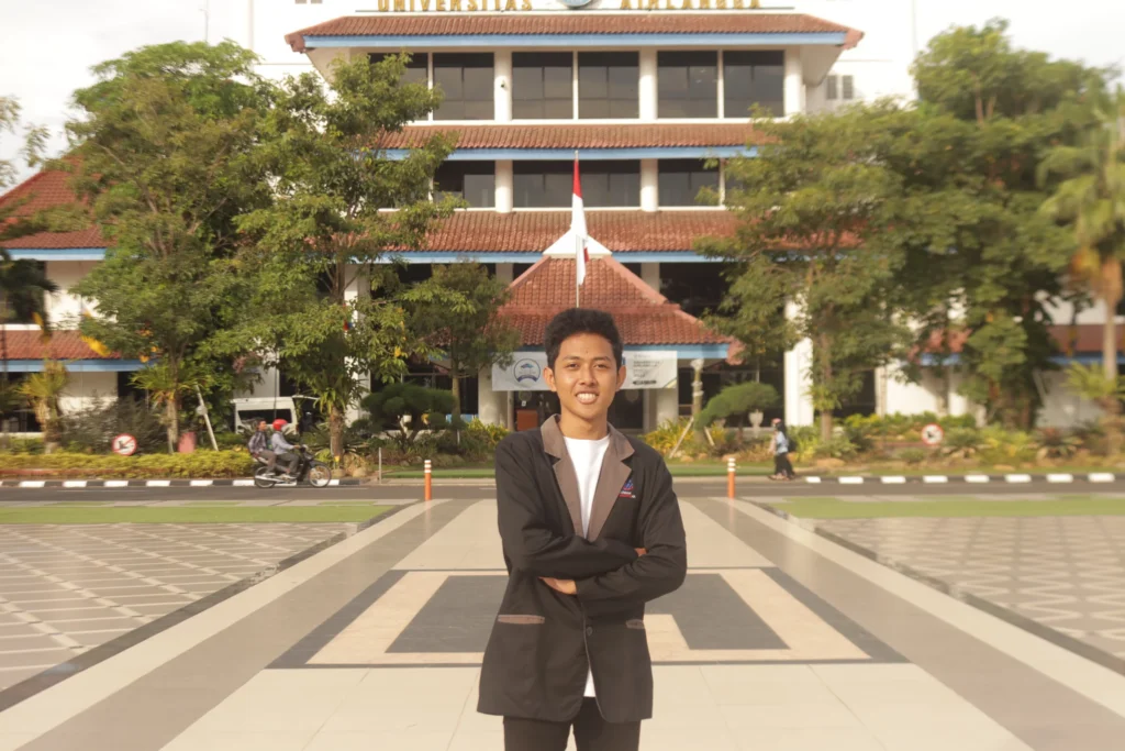 Assadam Rizqi Saputra, mahasiswa Manajemen UNAIR meraih juara 1 dalam Youth Competition Karisma Pekalongan 2023. (Foto: Istimewa)