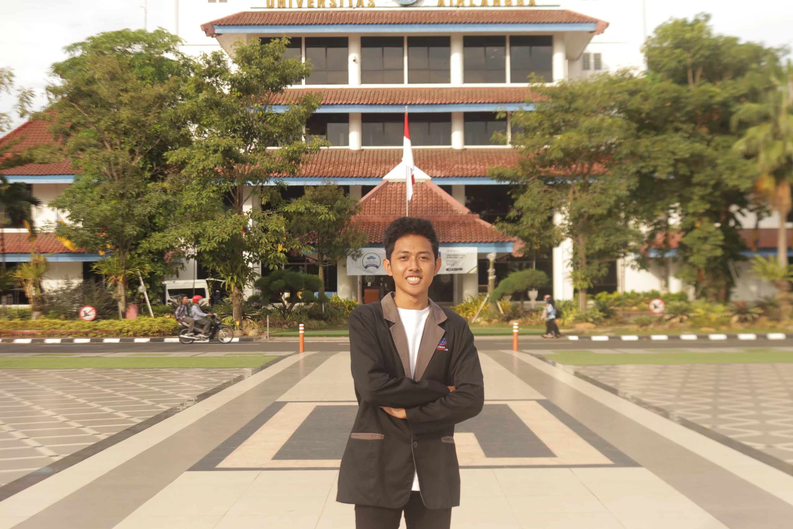 Assadam Rizqi Saputra, mahasiswa Manajemen UNAIR meraih juara 1 dalam Youth Competition Karisma Pekalongan 2023. (Foto: Istimewa)