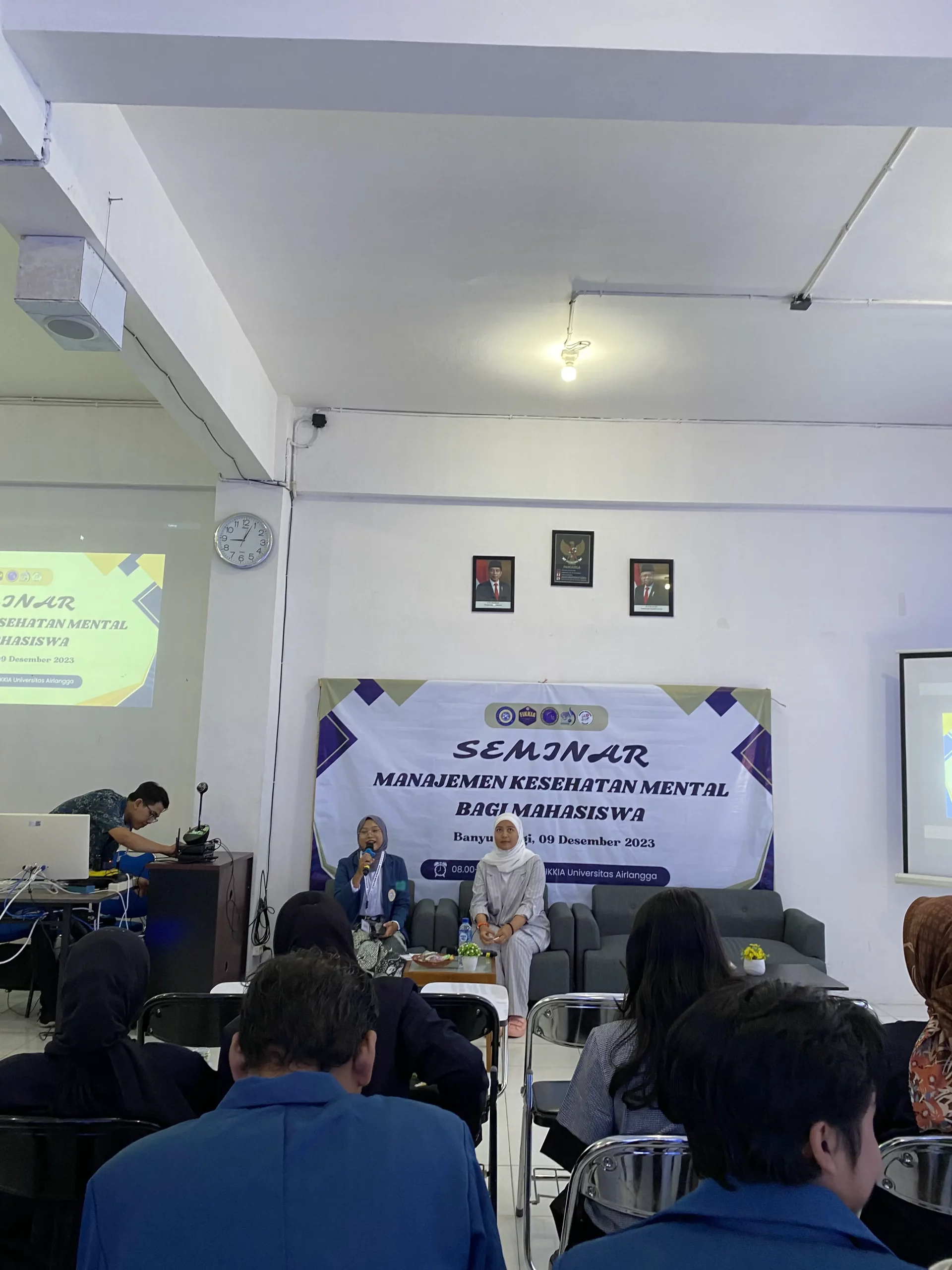 Dhea Puspita Hakim (kiri) Sebagai MC dan Firdaus Yuni Hartatik (Kanan) Sebagai Pembicara soal kekerasan seksual. (Sumber: BEM KM FIKKIA)