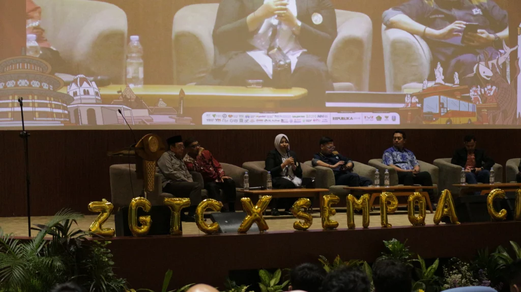 Sesi dokumentasi narasumber dan peserta dalam Seminar Zakat Goes to Campus 2023 chapter Jawa Timur x Sempoa 2023. Acara ini berlangsung pada Rabu (13/12/2023) di Auditorium Ternate ASEEC Tower UNAIR (Foto: Nanda)