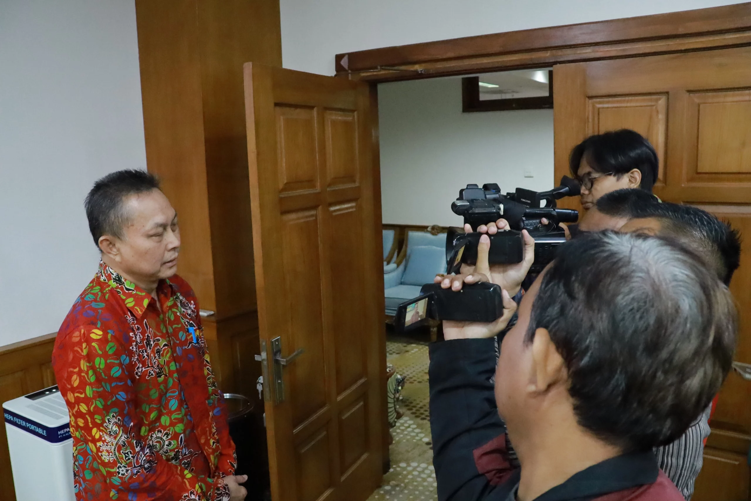 Wakil Rektor Bidang Akademik, Mahasiswa, dan Alumni Universitas Airlangga Menyampaikan di depan media