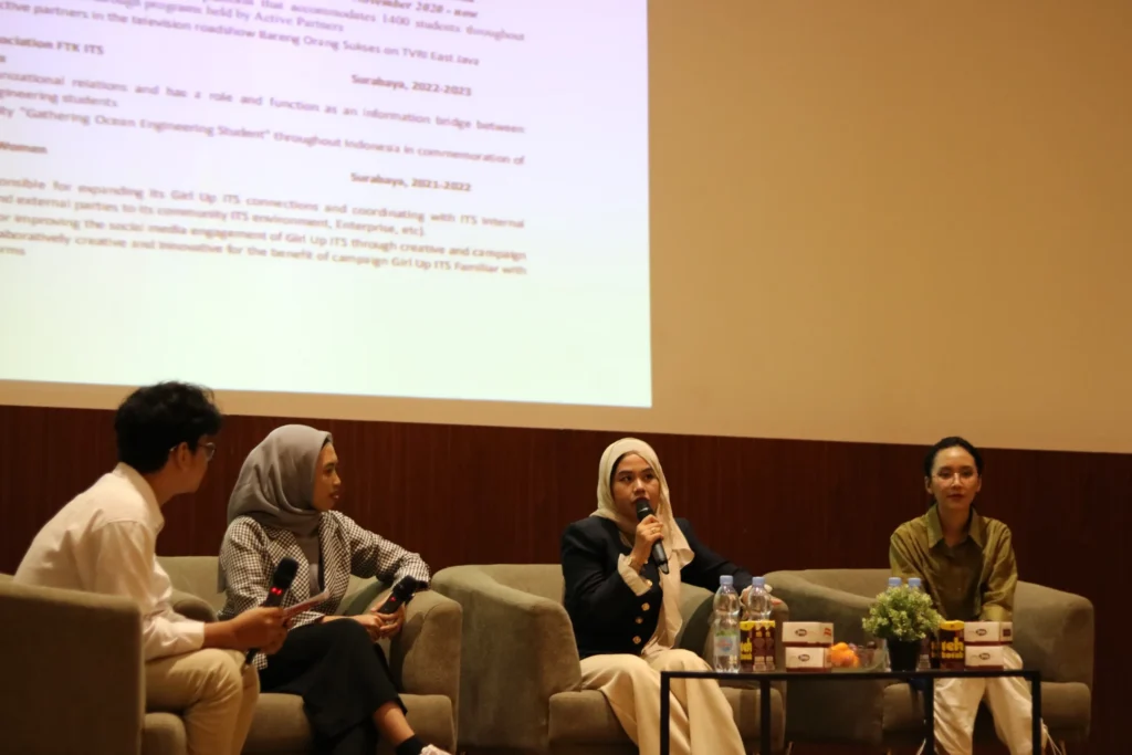 Sesi talkshow dengan narasumber dalam Main Event Seminar Zakat Goes to Campus 2023 chapter Jawa Timur x Sempoa 2023. Pada Kamis (14/12/2023) di Auditorium Ternate ASEEC Tower UNAIR (Foto: Nanda)