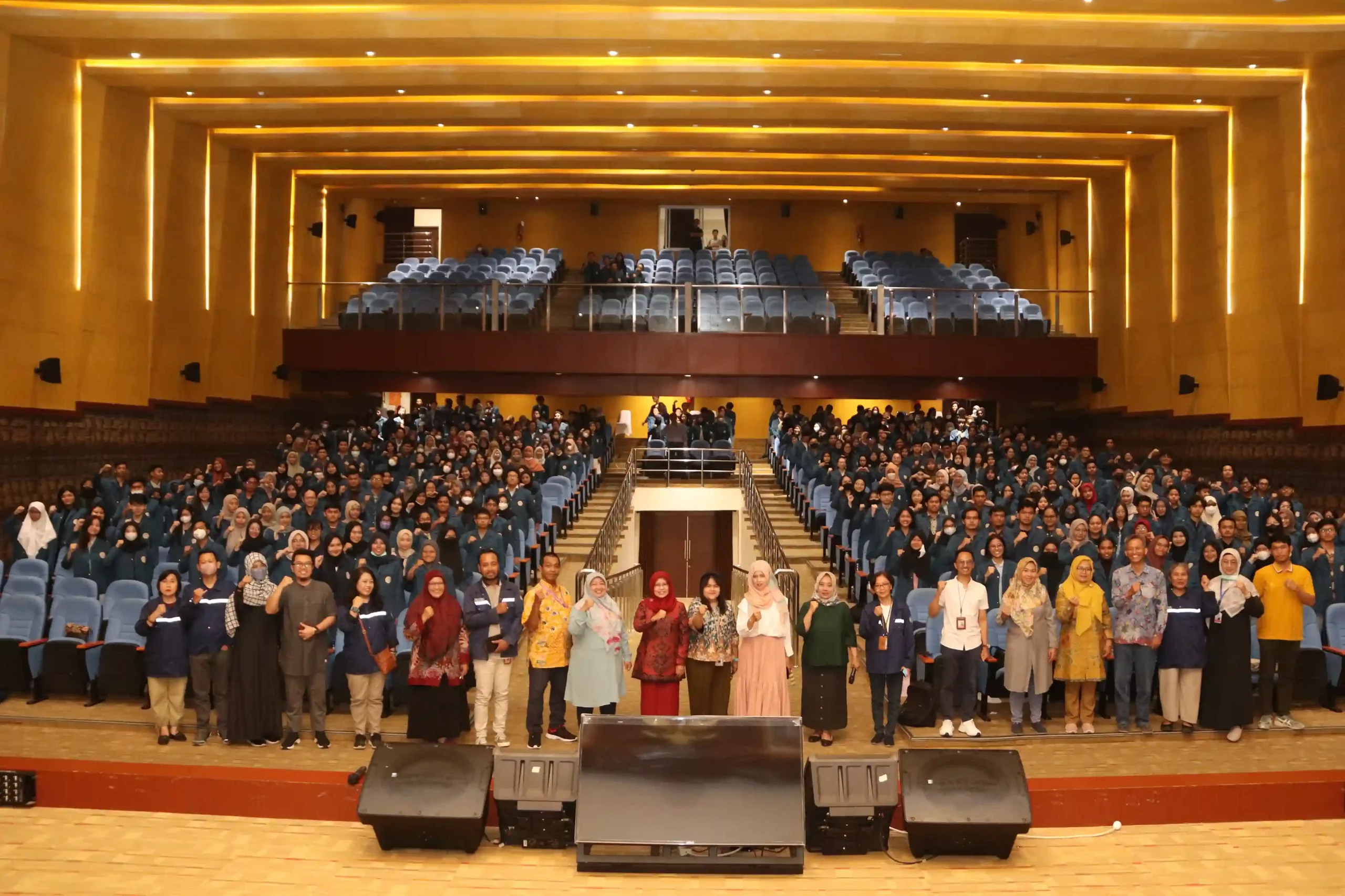 Ketua LPPM UNAIR, Bappeko Surabaya, Koordinator Lapangan, Dosen Pendamping Lapangan, dan Seluruh Mahasiswa BBK UNAIR dalam Sesi Foto Bersama, Minggu (17/12/2023) (Foto: Surya)