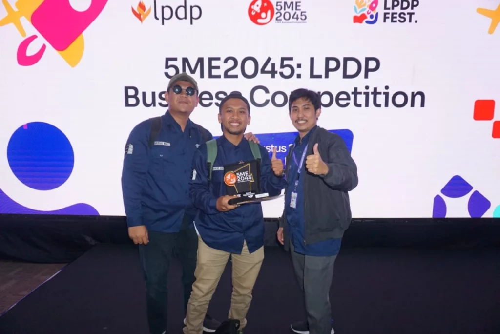 Muhammad Fairuzzuddin Zuhair, alumni dari Fakultas Sains dan Teknologi (FST) UNAIR, berhasil raih juara dua dalam ajang LPDP Business Growth Plan dan short course ke National University Singapore. (Foto: Istimewa)