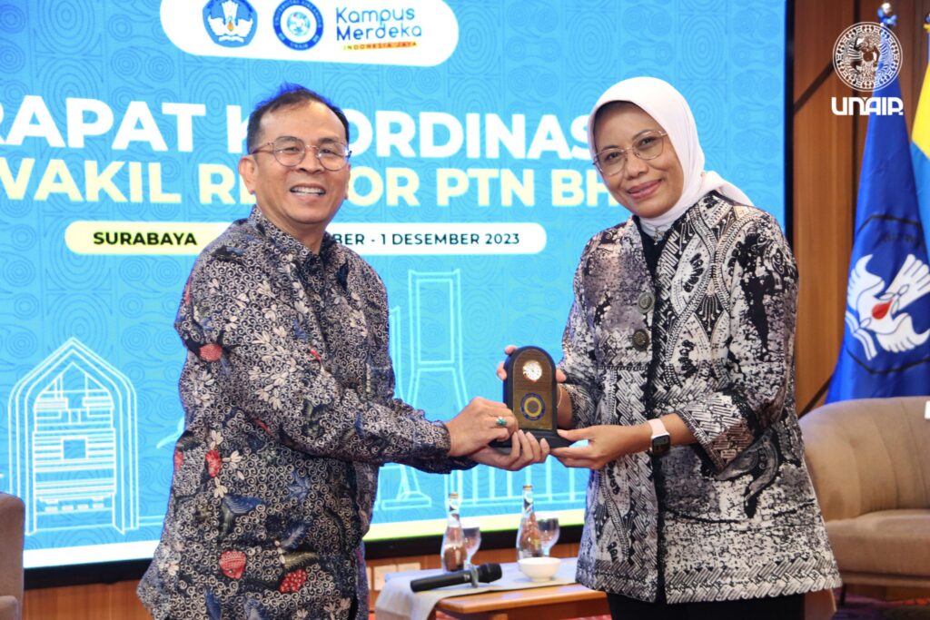 Wakil Rektor bidang SD UNAIR menyerahkan cindera mata kepada Dirjen Dikti