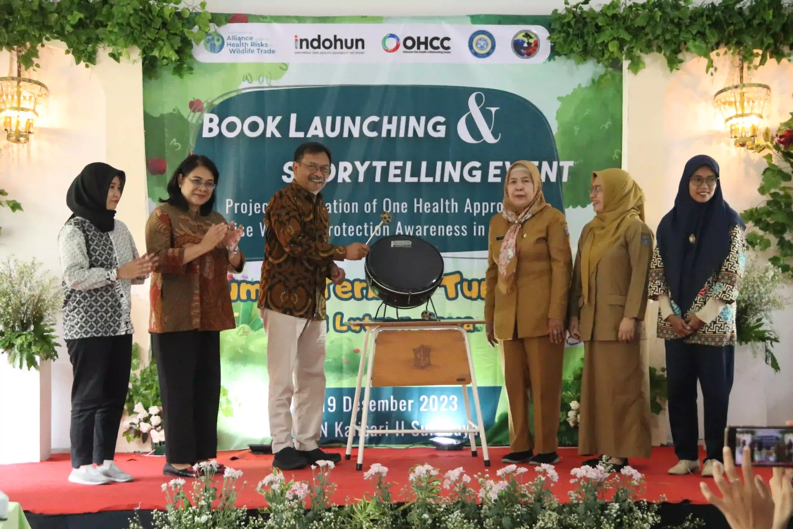 Prof Dr Fedik Abdul Rantam drh memimpin Prosesi Book Launching “Rumah Terbaik Tungtung Si Lutung Jawa” (Foto: Istimewa)