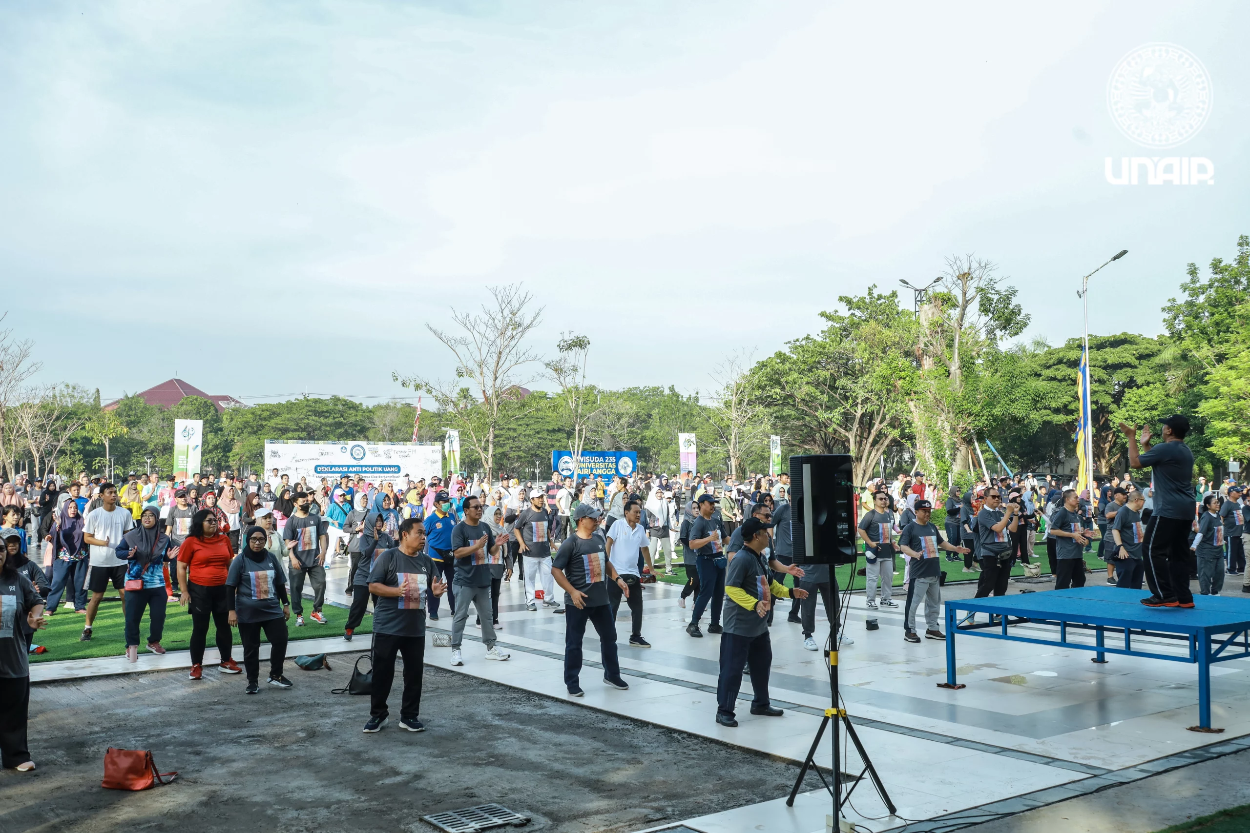 senam dan jalan sehat universitas airlangga rayakan dies natalis fakultas kedokteran hewan fakultas ilmu sosial dan ilmu politik fakultas ilmu budaya unair desember 2023