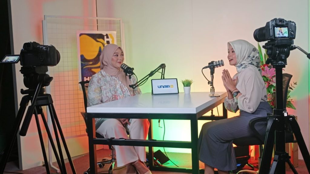 Program Bisa Yuk Bisa dari bawah Fadhilah Intan narasumber dan Nabila Fadhia sebagai host disiarkan langsung akun Instagram resmi UNAIR pada Kamis (30/11/2023). (Foto: Istimewa)