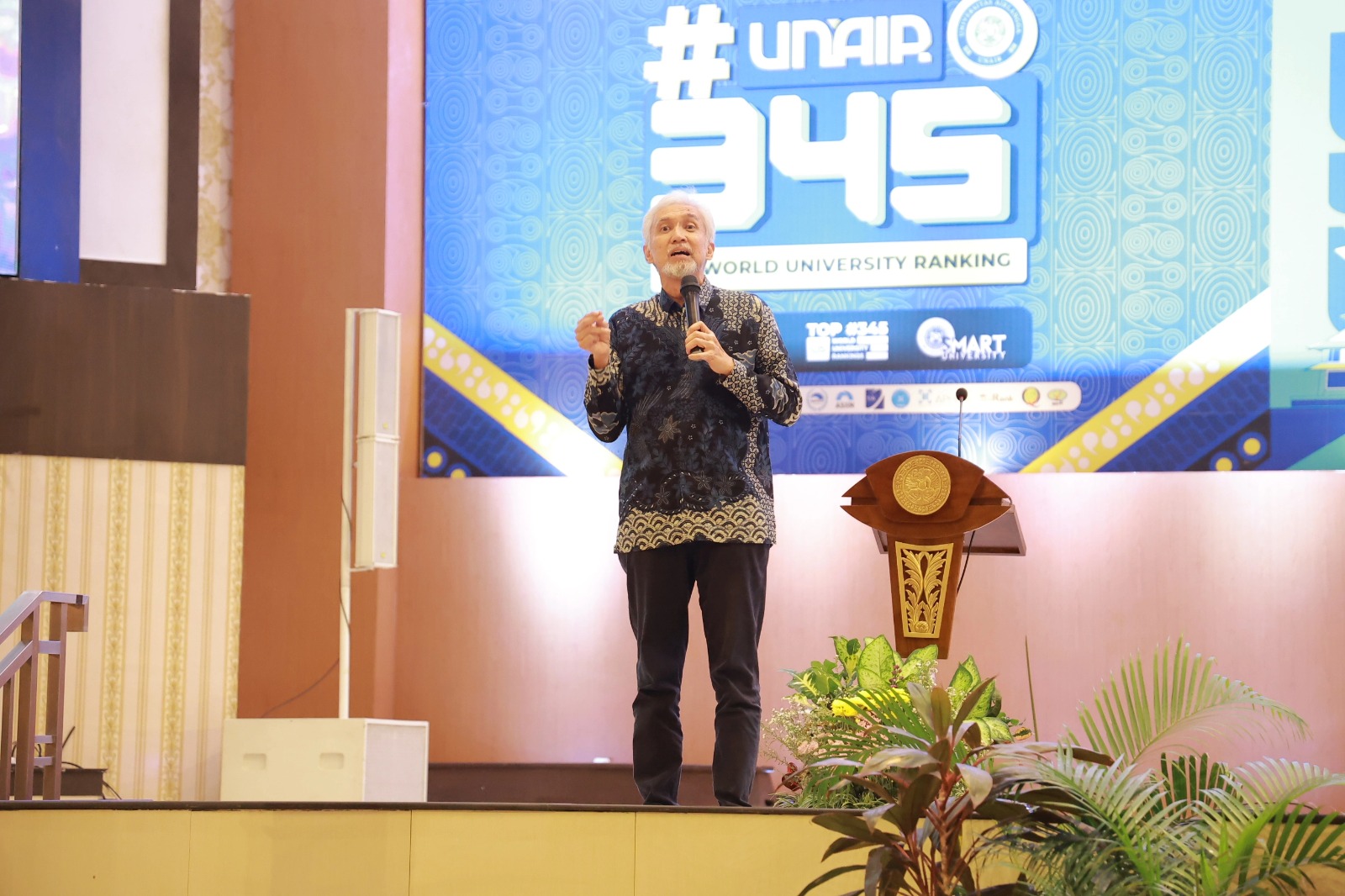 Adiwarman Karim saat menyampaikan materi pada Rabu (6/12/2023). (Foto: Humas UNAIR)