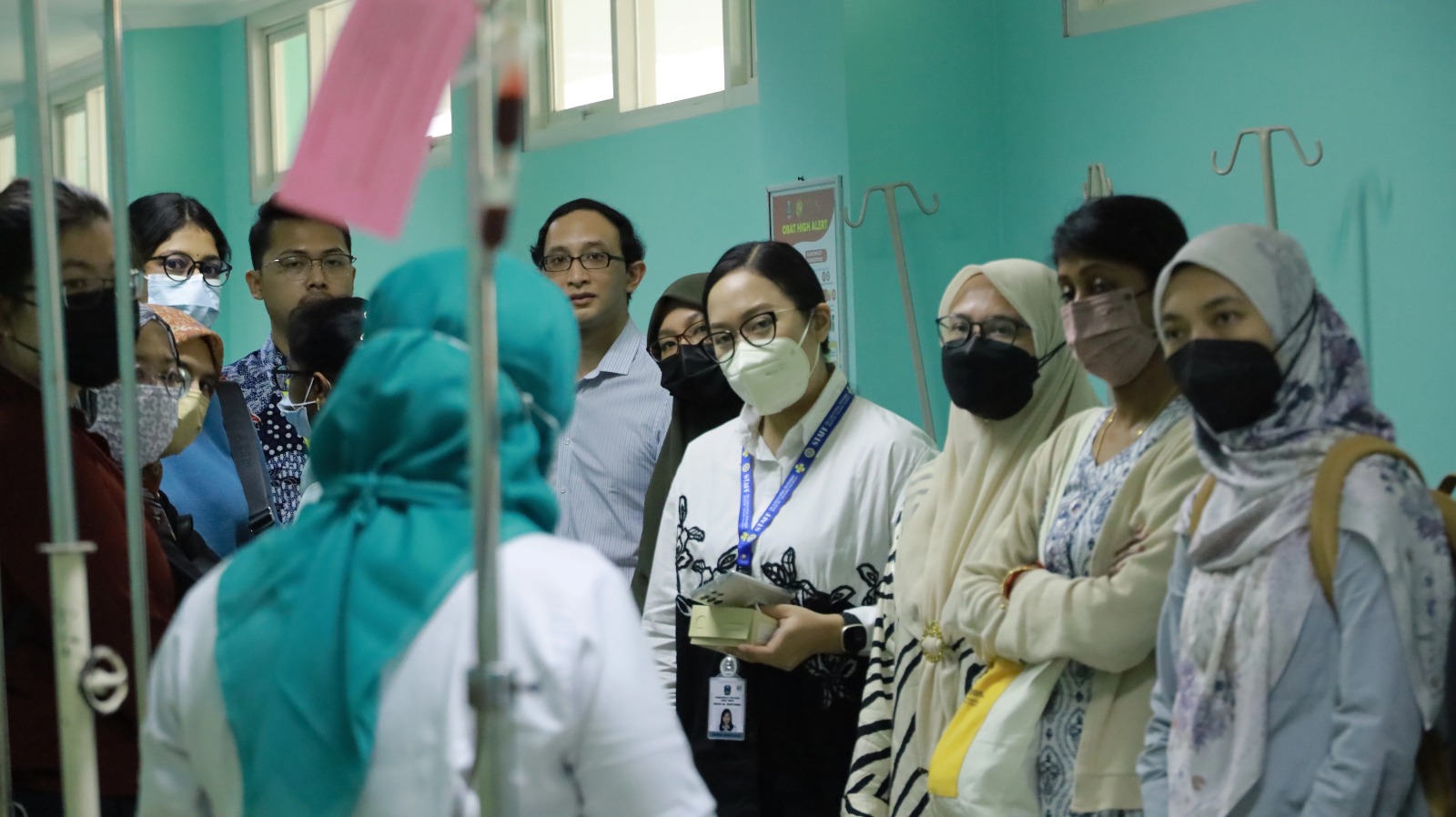 Dokumentasi tenaga medis RSUD Dr. Soetomo saat menjelaskan ke mahasiswa dan staf USM dalam kegiatan kunjungan ke One Day Care Poli Hematologi Anak pada Rabu (6/12/2023). (Foto: PKIP UNAIR)