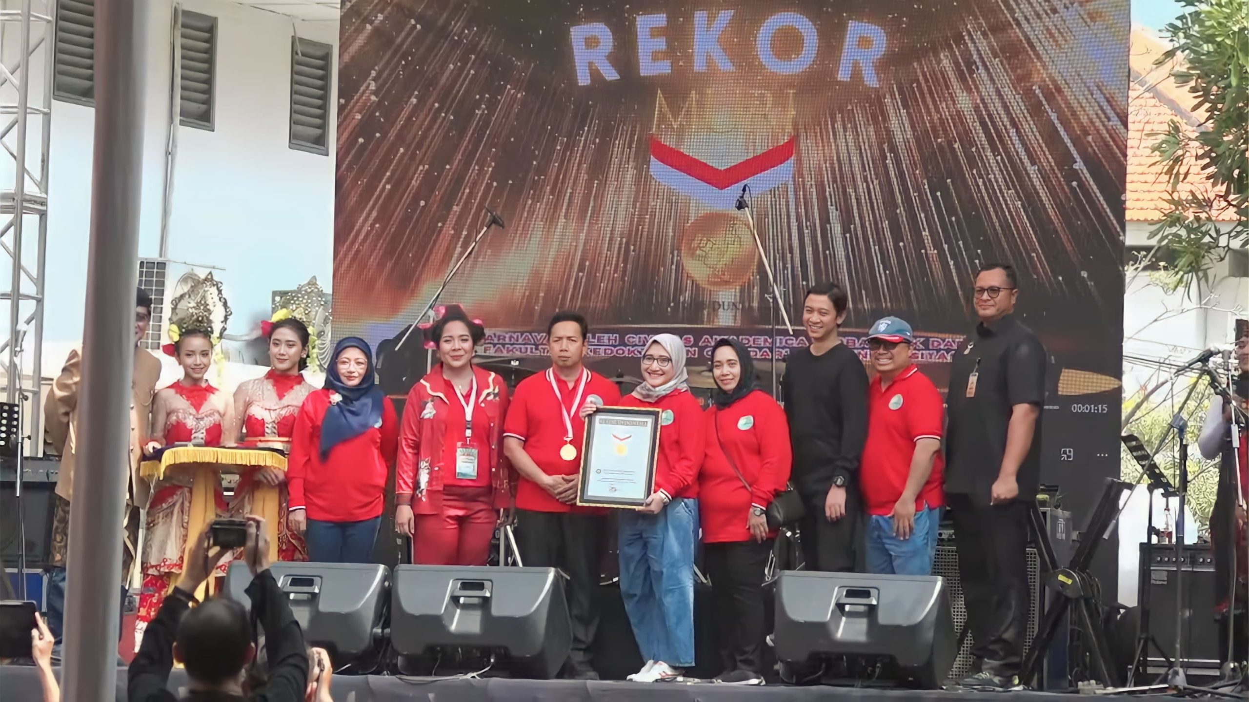 FOTO Kegiatan Karnaval MURI bertajuk "Untuk Senyum Indonesia Sehat," yang terselenggara pada Minggu (17/12/2023) di area FKG UNAIR, jl. Mayjen Prof. Dr. Moestopo No.47, Mojo, Kec. Tambaksari, Surabaya. (Foto: Humas FKG UNAIR)