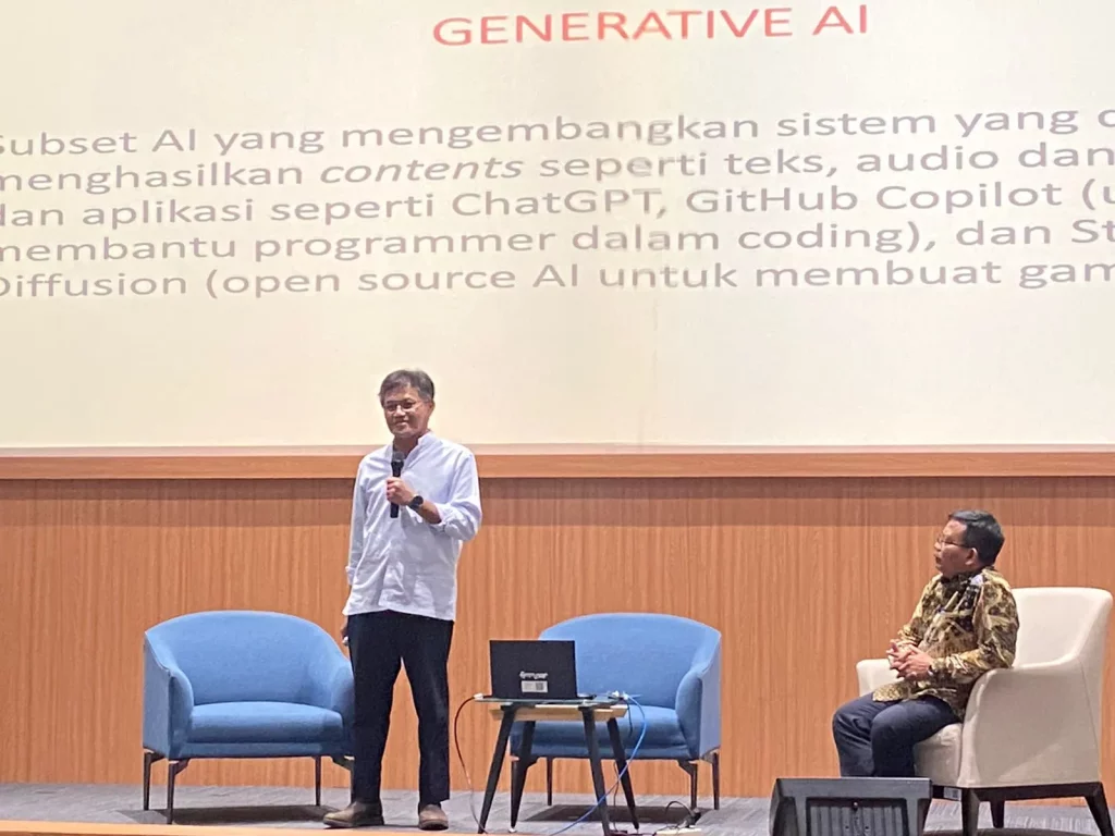 Prof Ainun Na’im Ph D M B A (kiri) menjadi pembicara dalam Seminar Nasional Chat GPT di perguruan tinggi : Pro dan Kontra Pelaksanaan Tri Dharma dengan Kecerdasan Buatan” di Aula Candradimuka GKB lt. 9 Kampus C, pada Selasa (19/12/2023)