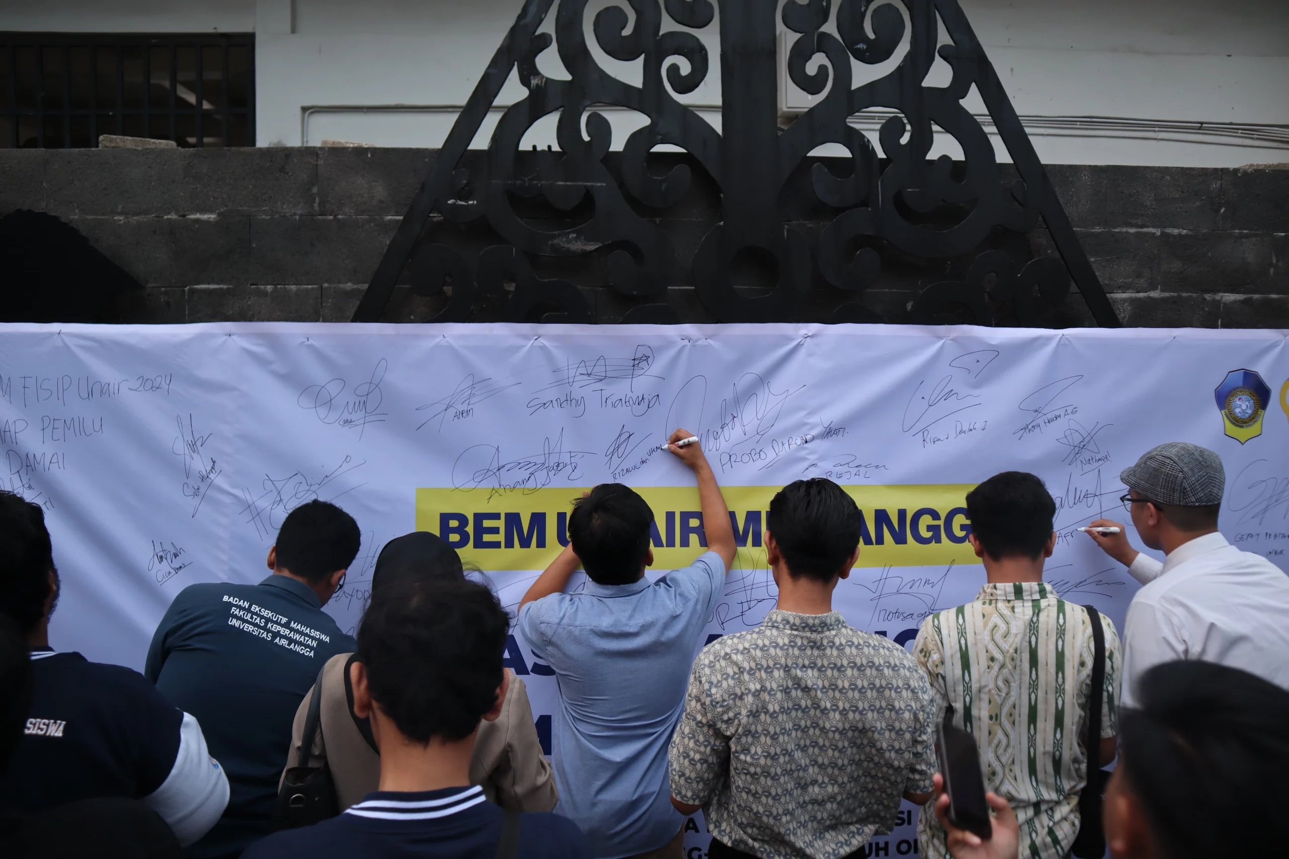 Deklarasi Pemilu Damai Tanpa Provokasi saat acara "BEM UNAIR MEMANGGIL: Mahasiswa Mengawal Pesta Demokrasi Damai Tanpa Provokasi" pada Kamis (21/12/2023) di Amphitheater Kampus B Universitas Airlangga (Sumber: Panitia)