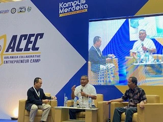 Lastiko (kiri), Wayan Supadno (tengah), dan M. Awaludin Arief (kanan) dalam Airlangga Collaborative Entrepreneur Camp 2023. (Sumber: Nokya Suripto Putri)