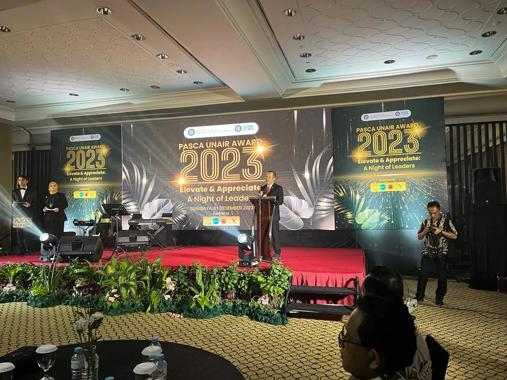 Direktur Sekolah Pascasarjana UNAIR, Prof Badri Munir Sukoco SE MBA PhD sedang memberikan sambutan di acara Pasca UNAIR Award 2023 (Foto : Istimewa)