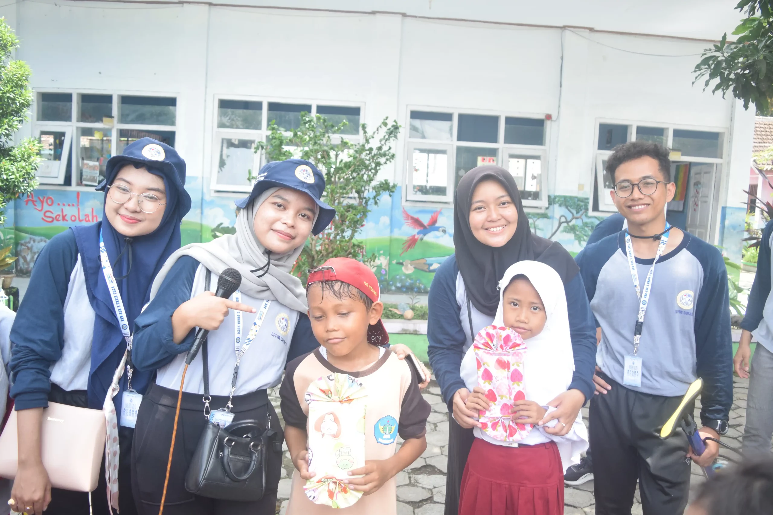 Tim KKN UNAIR Desa Lemahbang Kulon, Banyuwangi membagikan hadiah kepada siswa setelah melakukan eksperimen sains. (Foto: Istimewa)