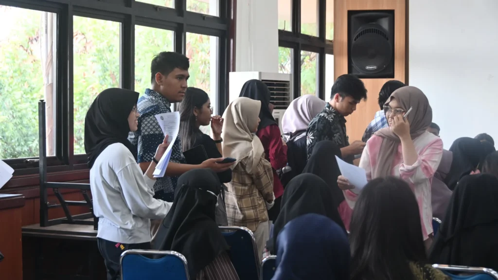 Antusias Mahasiswa rantau menghadiri Posko Pendataan Daftar Pemilih Tambahan (DPTb) 2024 di Aula Student Center Universitas Airlangga pada Kamis (4/1/2024).