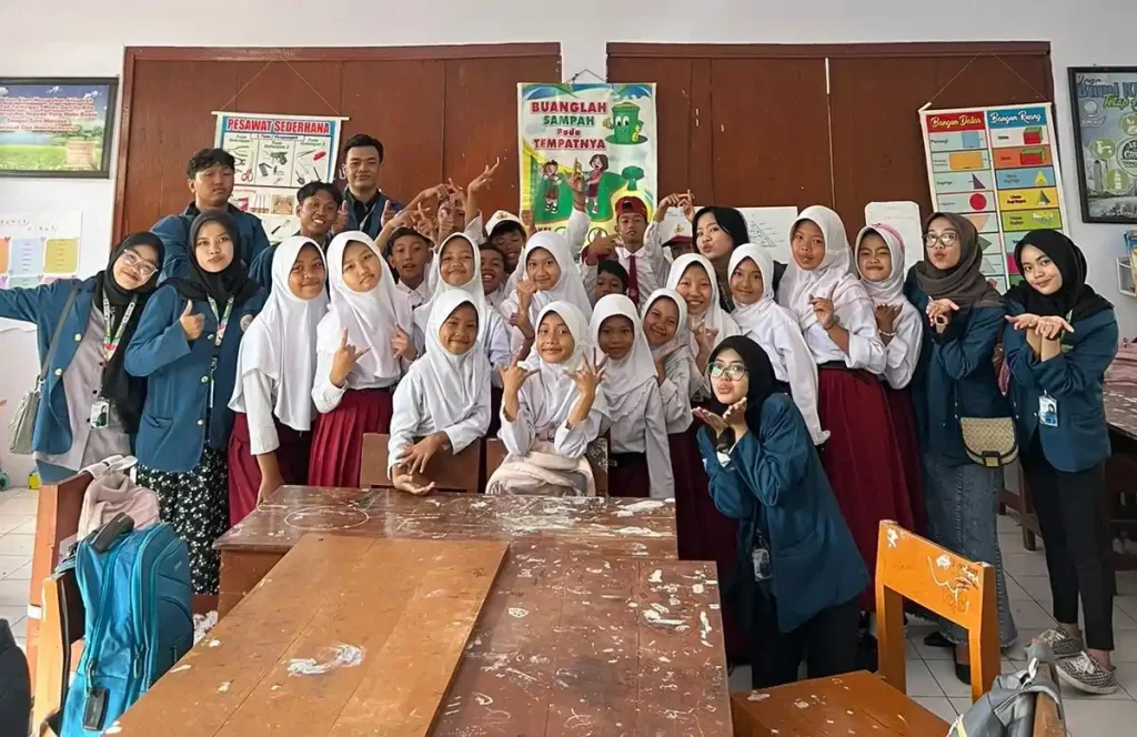 Sesi foto bersama siswa saat edukasi ecobrick di Desa Kemiren, Kecamatan Glagah, Kabupaten Banyuwangi, (Foto: tim KKN) 