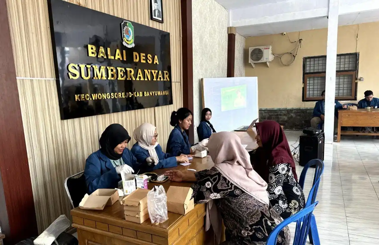 Pemeriksaan kesehatan oleh Kelompok BBK 3 di Balai Desa Sumberanyar, Kecamatan Wongsorejo pada (20/01/2024) (Sumber Foto: Kelompok BBK 3)