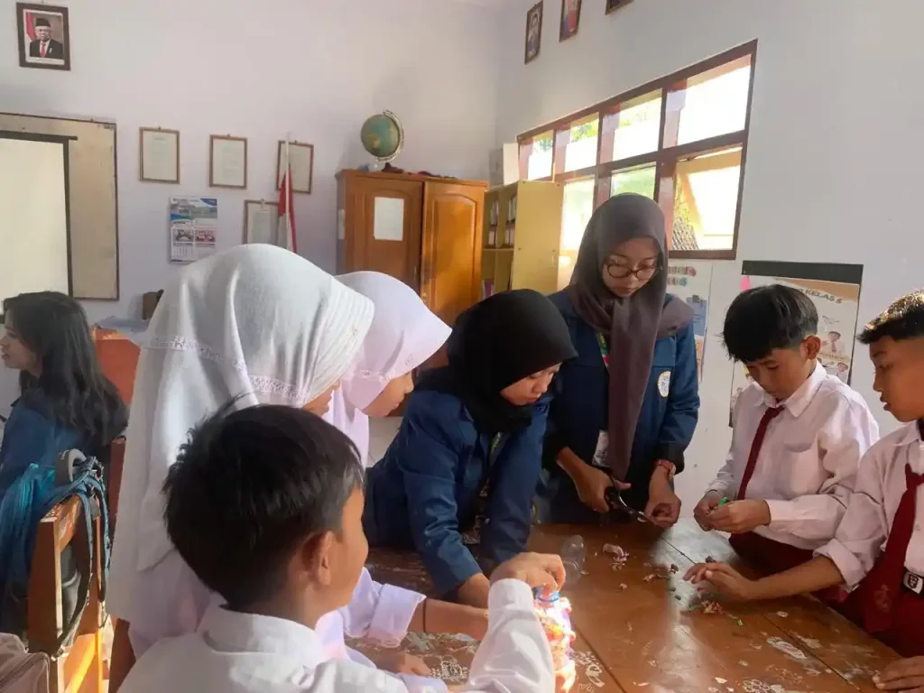 Peserta dengan penuh antusias mempraktikkan pembuatan ecobrick. (Foto: Istimewa)