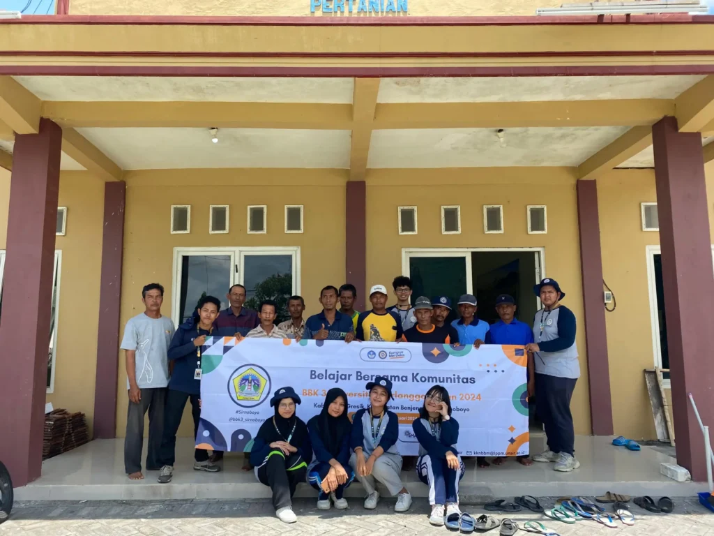 Tim KKN-BBK UNAIR mengadakan sosialisasi pengolahan sampah menjadi eco enzim kepada masyarakat Desa Sirnoboyo, Gresik. (Foto: Istimewa)