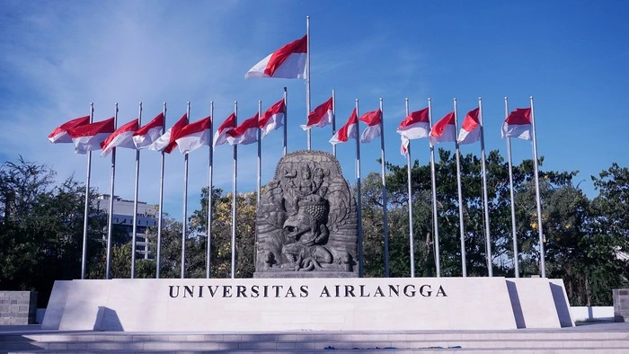 Universitas Airlangga landmark. (Photo: Andi Pramono)