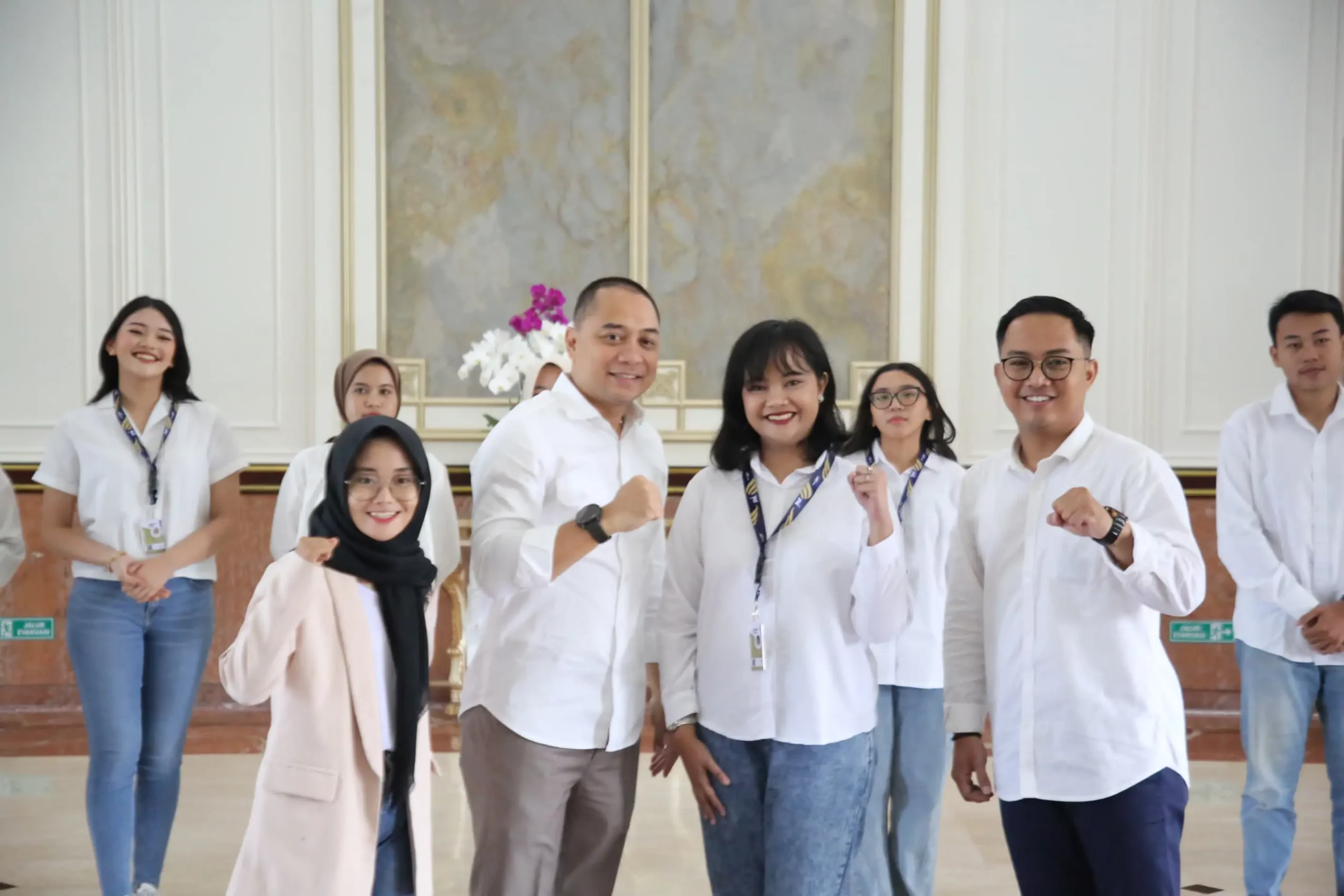 FOTO bersama Cysakaren Diva Pratiwi bersama Walikota Surabaya Eri Cahyadi saat pelantikan Asisten Walikota Surabaya di Balai Pemuda. (Foto: Istimewa)