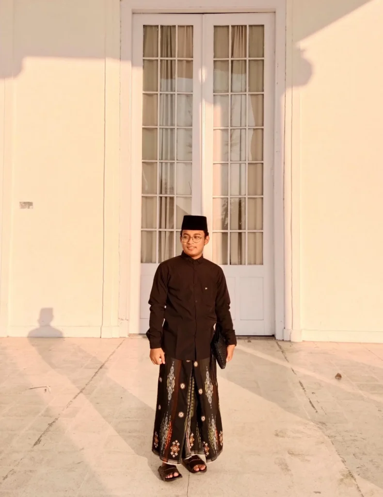 Ahmad Musyaddad, Alumni Bahasa dan Sastra Inggris, FIB UNAIR Terpilih Menjadi Imam Masjid di Uni Emirat Arab. (Foto: Istimewa).