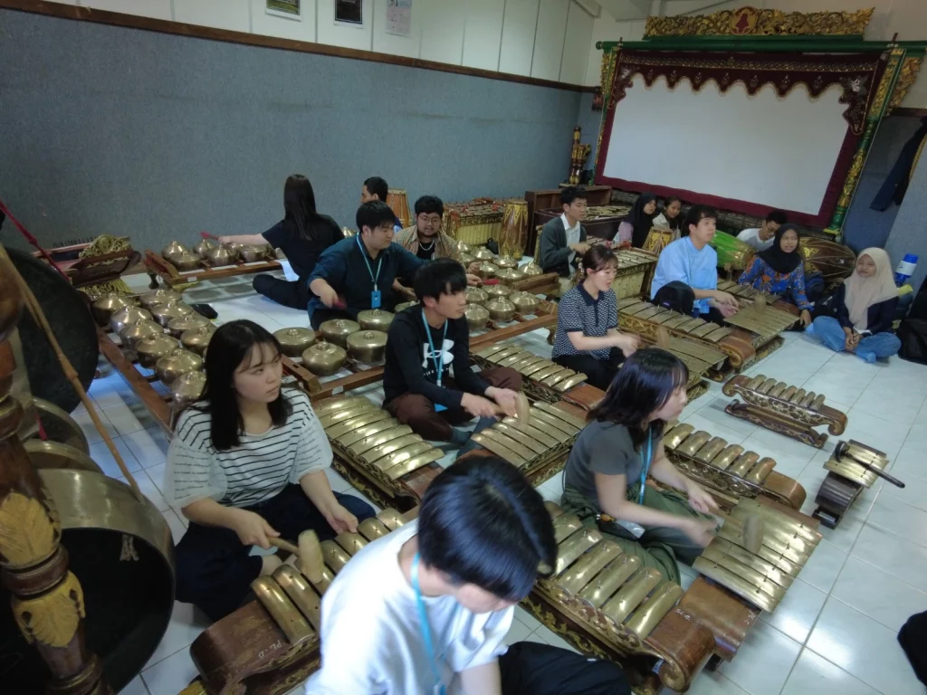 Student exchange prodi Studi Kejepangan UNAIR yang sedang dikenalkan pada budaya Indonesia. (Foto: Istimewa)