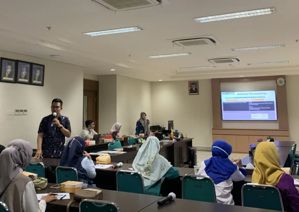 Ns Suhariyanto, SKep MKep saat memberikan pemaparan materi lokakarya (Foto: Dok. Panitia)