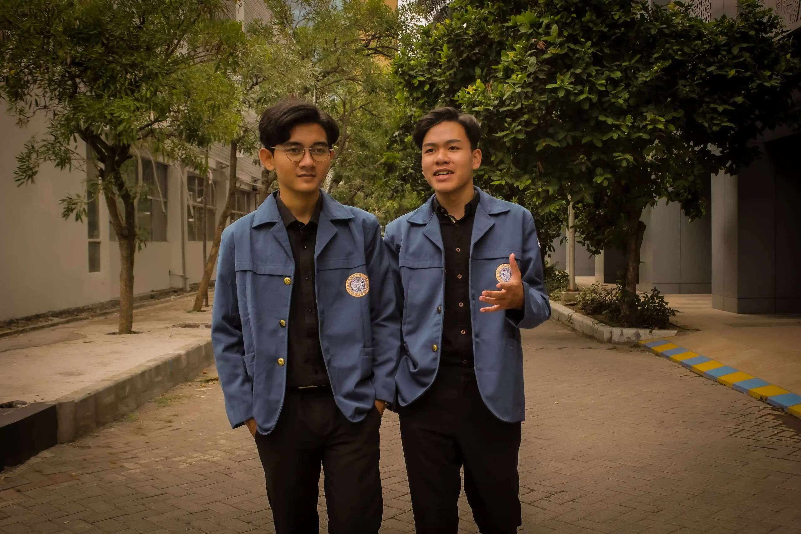 Potret Ghufron Ariawan (sisi kiri) bersama Gusti Ken’ O (sisi kanan) sebagai Presiden dan Wakil Presiden terpilih BEM FEB UNAIR.