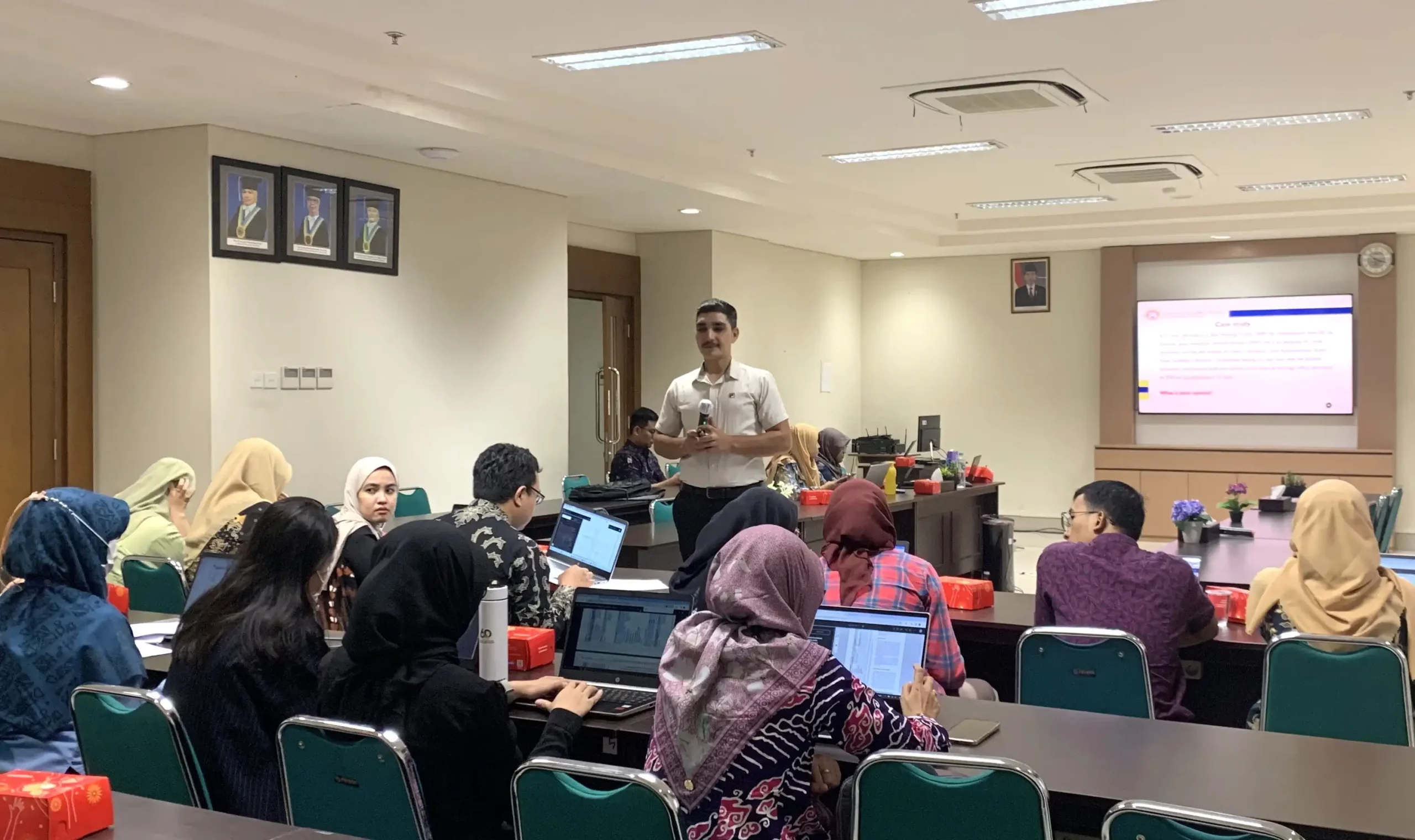 Shah Faishal, Pharm-D MS saat memberikan pemaparan materi lokakarya, Rabu (17/1/2024) (Foto: Dok. Panitia)