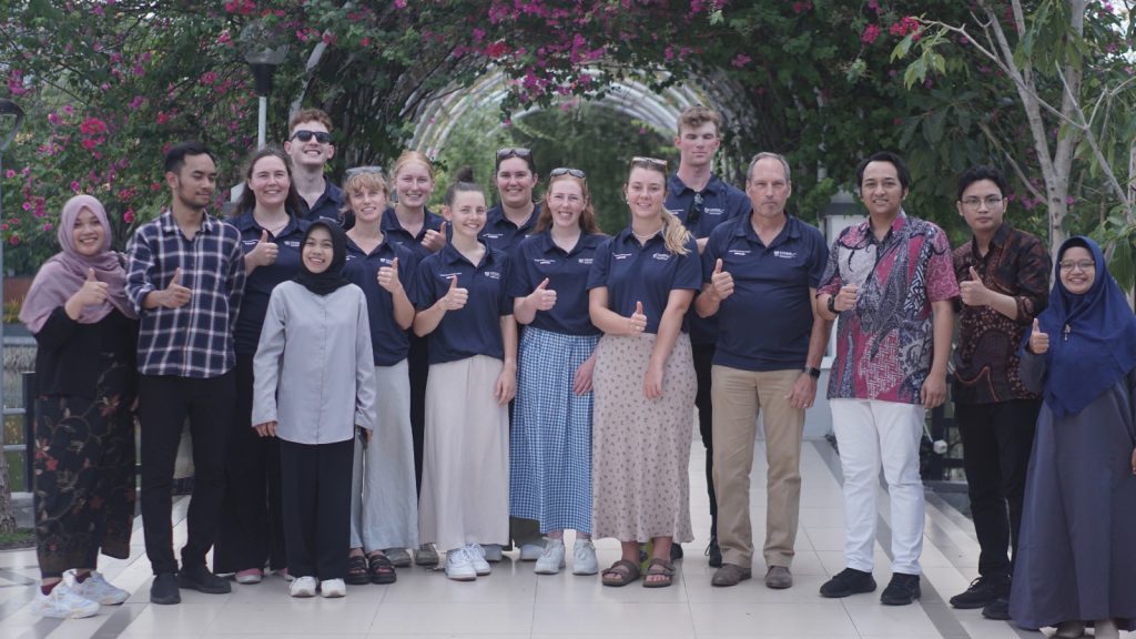 Students from the Faculty of Agribusiness and Commerce, Lincoln University, New Zealand during mobility studies at the Islamic Economics Undergraduate Study Program, Universitas Airlangga. (Photo: By courtesy)