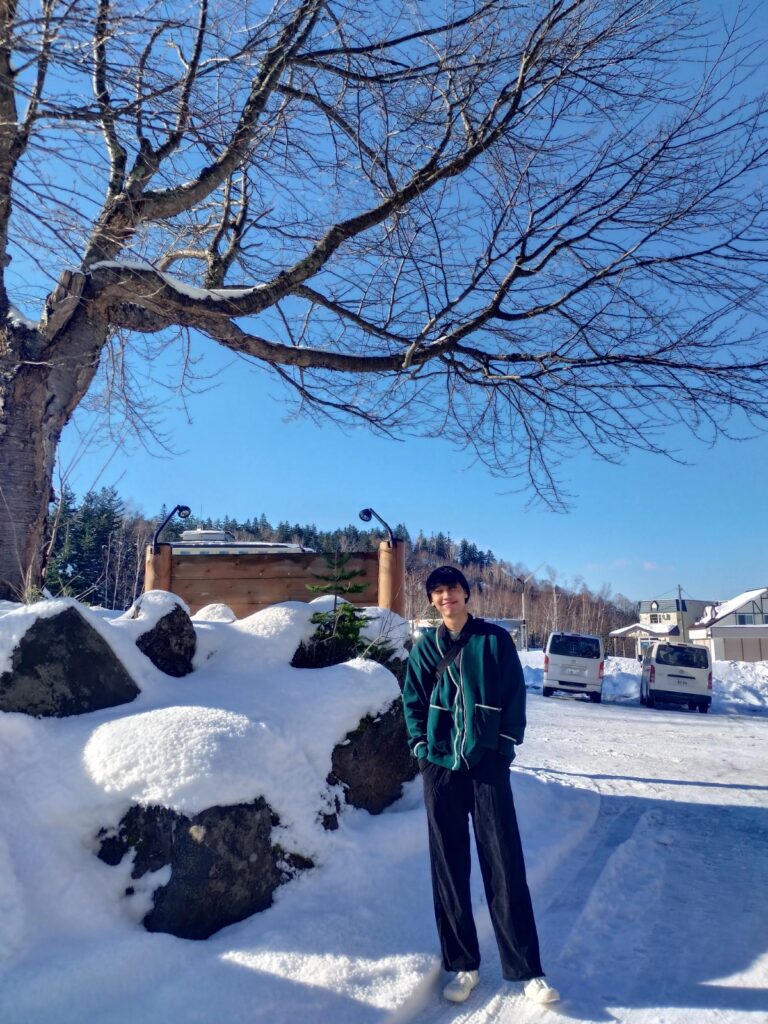 Moch Zidane Indrawan, mahasiswa Stujep, FIB, UNAIR berkesempatan magang di Hotel Yumoto Shirogane Onsen, Jepang. (Foto: istimewa)