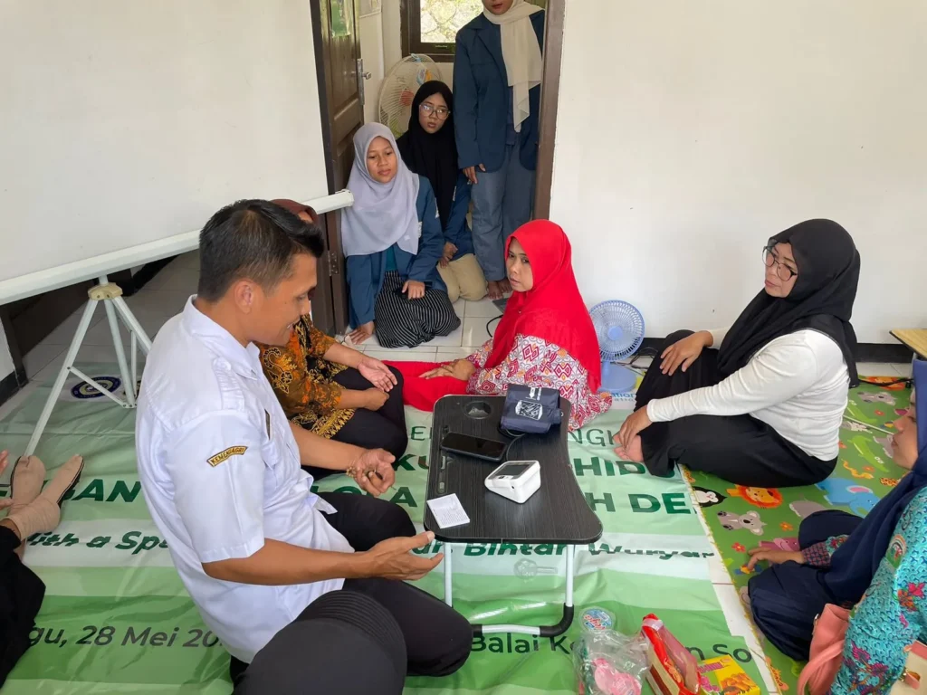 Blood pressure measurement training (Photo: Oktario)