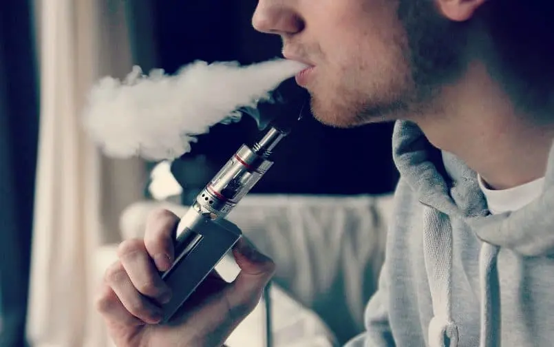 Man vaping. (Photo: Muslim.or.id)