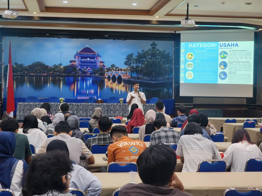 Angga Erlando M EC DEV dalam pemaparan sosialisasi P2MW di Aula Kahuripan 300, Gedung Kahuripan, Kampus Merr-C UNAIR